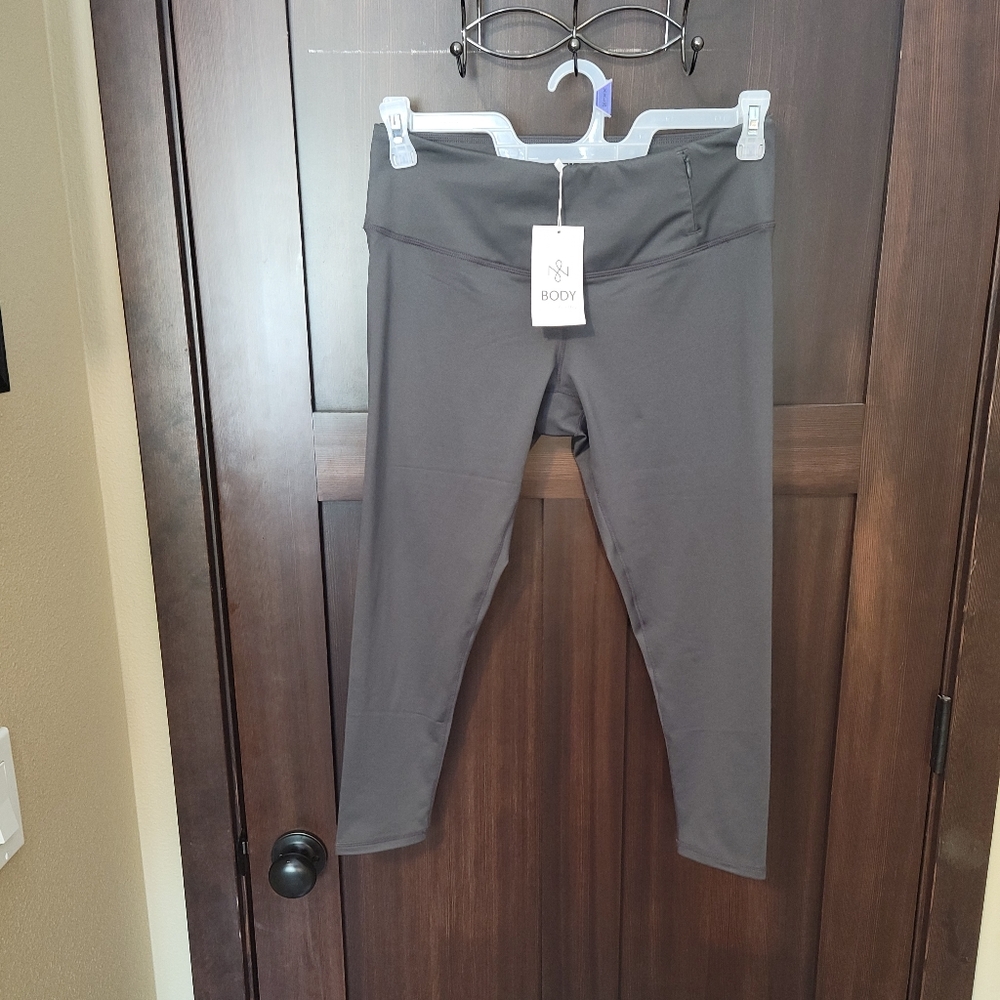 NWT Women's By Noelle Grey Stretch Compression Crop Leggings Size Small 8-10 NEW